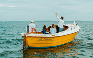Bateau électrique naviguant sur le Bassin d'Arcachon